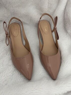 Bandolino Blush Patent Pointed-Toe Slingback Kitten heels with Side Bow